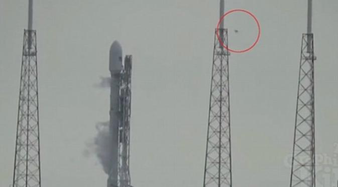 Obyek hitam melayang di atas landasan peluncuran sebelum Falcon 9 meledak (Daily Mail)