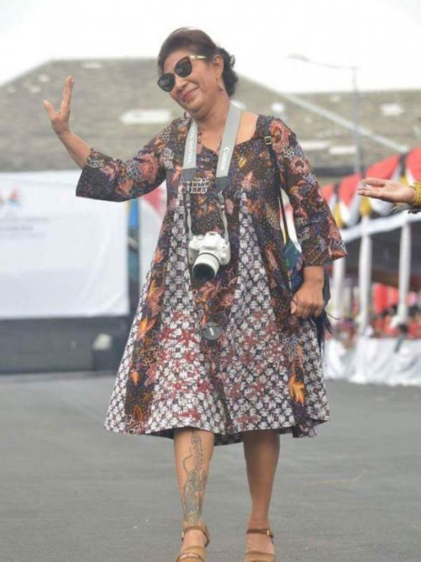 Menteri funky mana lagi yang memiliki tato di kakinya selain Bu Susi? Mantap! (via: istimewa)