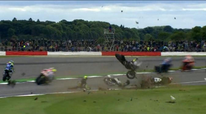 Kecelakaan yang melibatkan pebalap Loris Baz dan Pol Espargaro pada MotoGP di Sirkuit Silverstone, Inggris. (Twitter/Crash.net MotoGP)