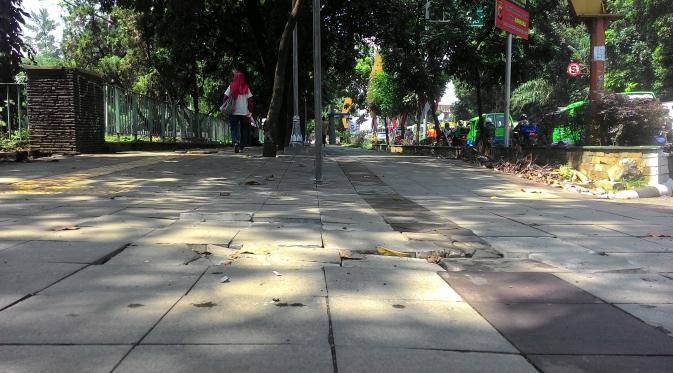 Baru sebulan dibangun, pedestrian di Kota Bogor sudah terlihat hancur (Liputan6.com/Achmad Sudarno)