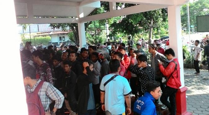 Ratusan calon penonton mengantre demi mendapatkan tiket uji coba Indonesia vs Malaysia di Solo, Senin (5/9/2016). (Bola.com/Romi Syahputra)