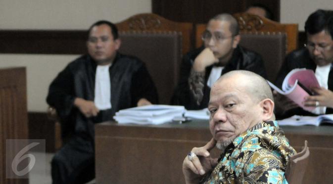 Ekspresi terdakwa La Nyalla Mattaliti ketika sidang perdana di Pengadilan Tipikor Jakarta, Senin (5/9). La Nyalla ditetapkan sebagai tersangka atas dugaan korupsi dan pencucian uang atas dana hibah Kadin Jatim 2011-2014. (Liputan6.com/Helmi Afandi)