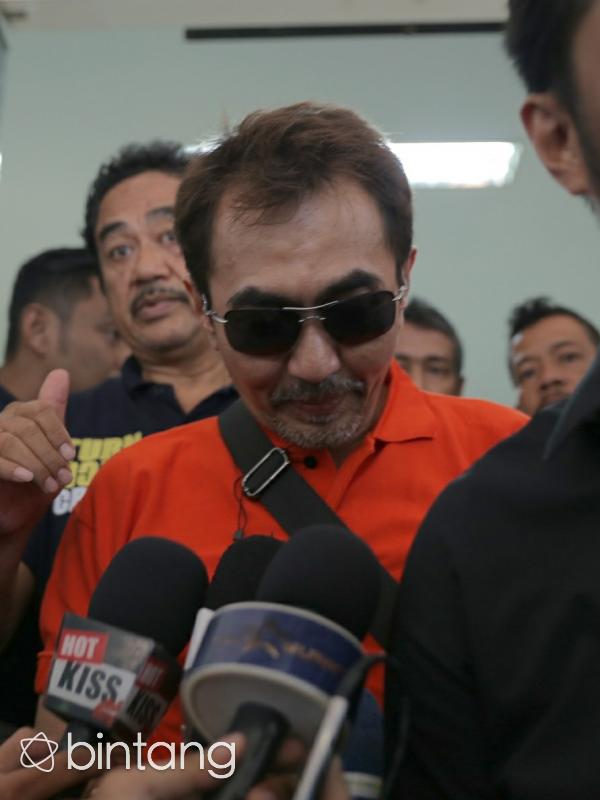 Selain pemeriksaan pada Ketua Persatuan Artis Film Indonesia (Parfi) Gatot Brajamusti alias Aa Gatot, hari ini juga direncanakan pemeriksaan AS (Ary Suta) atau orang yang memberi senjata itu. (Andy Masela/Bintang.com)