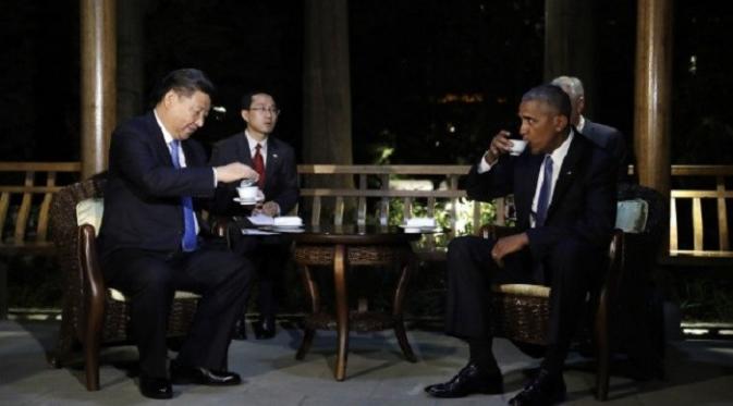Presiden Obama dan Presiden Xi Jinping minum teh bersama di sebuah paviliun di Hangzhou (AFP)
