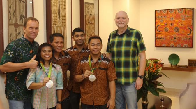 Duta Besar Australia untuk Indonesia, Paul Grigson (kanan) saat menjamu atlet angkat besi Eko Yuli dan Irawan dan sri Wahyuni di kediamannya,  Jakarta, Senin (5/9/2016). (Bola.com/Nicklas Hanoatubun)