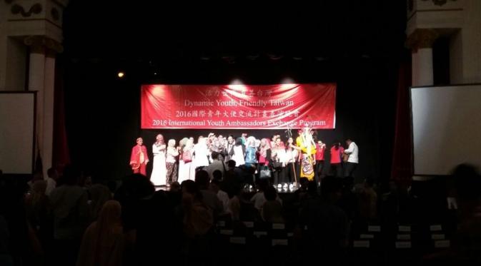 Penampilan seni dari muda mudi Taiwan dan RI di Gedung Kesenian Jakarta pada Senin, 5 September 2016 malam. (Liputan6.com/Tanti Yulianingsih)