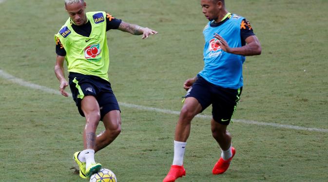 Gabriel Jesus (kanan), berlatih bersama Neymar, jelang laga Brasil kontra Kolombia, di Stadion Arena da Amazônia, Manaus, Senin (5/9/2016). Jesus menjadi andalan Tim Samba untuk menjebol jala lawan.  (Reuters/Bruno Kelly)