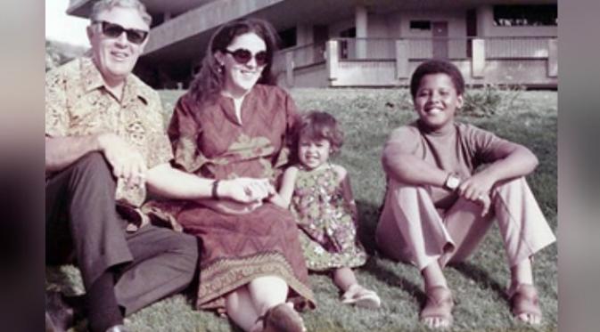 Stanley Armour Dunham, Ann Dunham, Maya Soetoro dan Barack Obama pada pertengahan tahun 1970-an (Wikipedia)