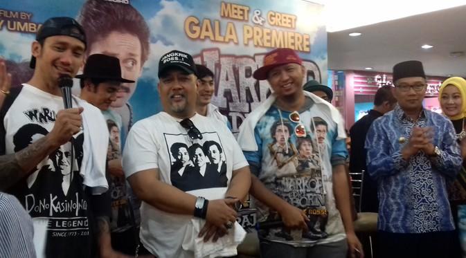 Para pemain film Warkop DKI Reborn saat premier di Bandung, Jawa Barat
