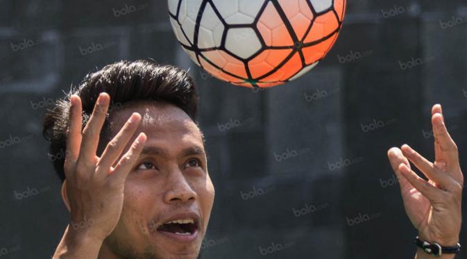 Andik Vermansah berusaha mengontrol bola dengan kepala saat latihan jelang laga ujicoba melawan Malaysia. (Bola.com/Vitalis Yogi Trisna)
