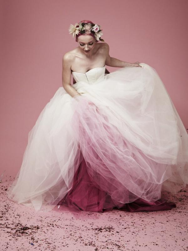 Dip Dye Wedding Dress. Sumber : mymodernmet.com