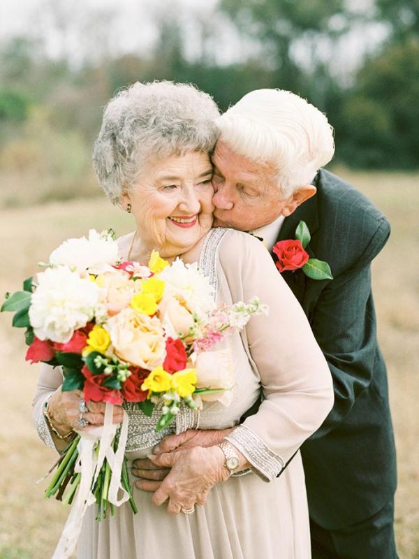 Photoshoot untuk Merayakan Cinta yak Tak Menua (Foto: boredpanda.com)