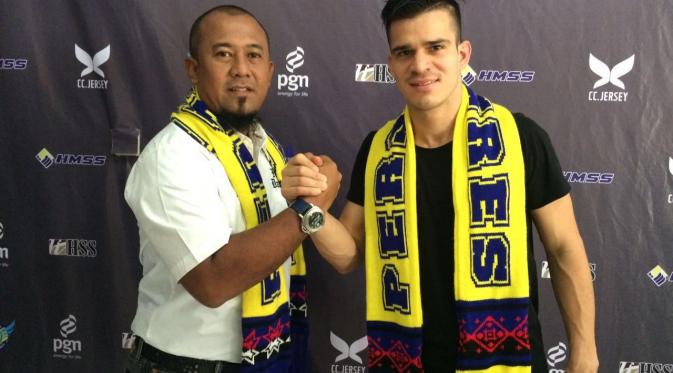 Gustavo Giron, resmi meneken kontrak dengan Persegres Gresik United pada Selasa (6/9/2016). (Bola.com/Fahrizal Arnas)