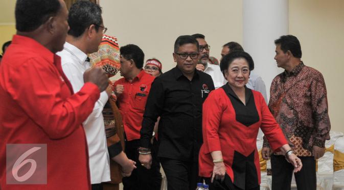 Ketua Umum PDIP, Megawati Soekarnoputri bersama Sekjen PDIP, Hasto Kristiyanto saat mengikuti Sekolah calon kepala daerah PDIP angkatan ke-2 di Wisma Kinasih, Depok, Selasa (6/9). (Liputan6.com/Yoppy Renato)