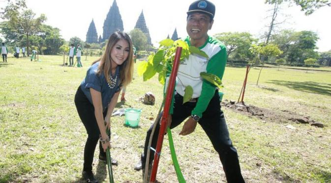 Sierra Soetedjo saat melakukan penanaman pohon di kawasan Candi Prambanan, Yogyakarta. (Istimewa)