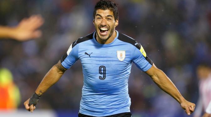 Striker Luis Suarez golnya ke gawang Paraguay. (REUTERS/Andres Stapff)