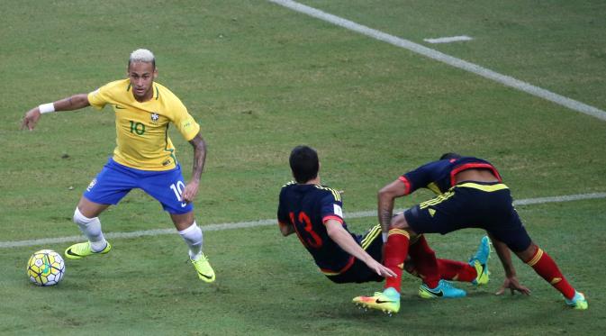 Neymar dihadang dua pemain Kolombia, John Medina (tengah) dan Jeison Murillo. ( REUTERS/Paulo Whitaker )