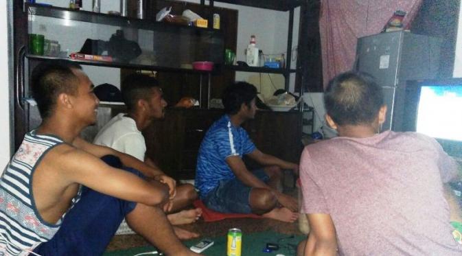 Sejumlah pemain Bhayangkara FC asyik nonton bareng duel Indonesia vs Malaysia lewat layar kaca di mes pemain, Selasa (6/9/2016). (Bola.com/Fahrizal Arnas)