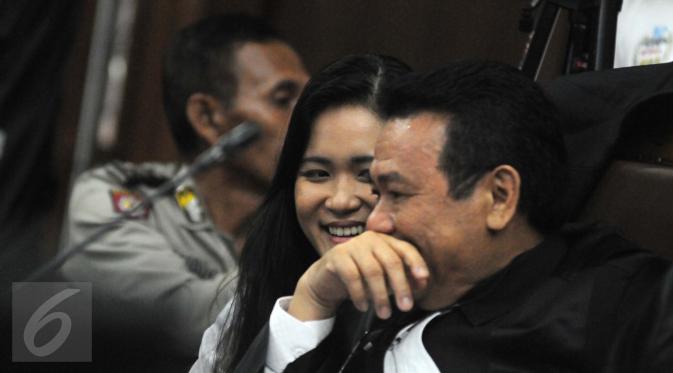 Terdakwa, Jessica Kumala Wongso terlihat tersenyum saat berbincang dengan kuasa hukumnya pada sidang ke-19 perkara pembunuhan Wayan Mirna Salihin di Pengadilan Negeri Jakarta Pusat, Rabu (7/9). (Liputan6.com/Helmi Afandi)