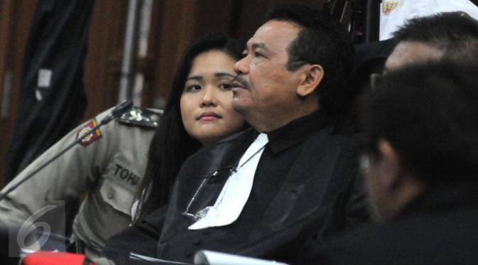 Terdakwa Jessica Wongso mendengarkan kesaksian ahli patologi forensik Djaja Surya Atmadja pada sidang ke-19 perkara pembunuhan Wayan Mirna Salihin di Pengadilan Negeri Jakarta Pusat, Rabu (7/9). (Liputan6.com/Helmi Afandi)