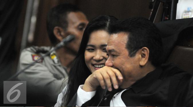 Jessica Kumala Wongso tersenyum dengan Penasehat hukumnya saat sidang lanjutan kasus pembunuhan Wayan Mirna Salihin, Jakarta, Rabu (7/9). Menurut Ahli Patologi Forensik RSCM, sianida ada di lambung setiap orang. (Liputan6.com/Helmi Afandi) 