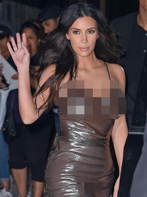 Kim Kardashian mengekspos payudaranya dengan pakaian transparan tanpa bra (Dailymail)
