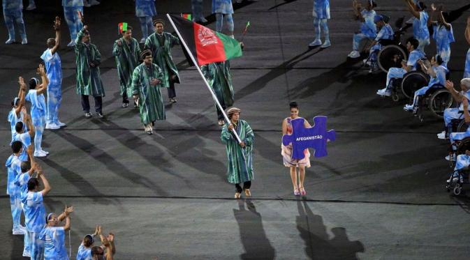 Afghanistan merupakan tim atlet pertama yang masuk ke dalam stadion. | via: theguardian.com