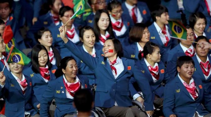 Meriahnya sorakan para pendukung tim Cina | via: theguardian.co.uk