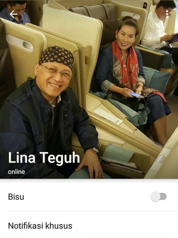 Mario Teguh bersama istrinya Linna di dalam pesawat kelas utama. (screenshoot WhatsApp Linna Teguh)