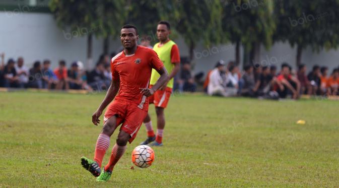 Djibril Coulibaly, kehadirannya diharap membuat Persija lebih tajam saat menghadapi Persipura. (Bola.com/Nicklas Hanoatubun)