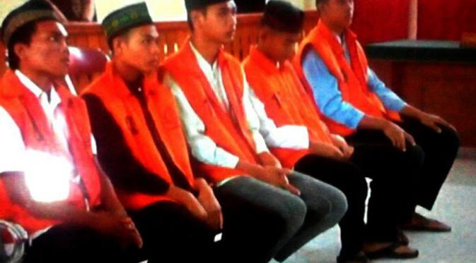 Lima terdakwa kategori dewasa dalam kasus kekerasan seksual berujung kematian Yuyun saat disidang di Pengadilan Negeri Curup, Kabupaten Rejang Lebong, Bengkulu. (Liputan6.com/Yuliardi Hardjo Putra)