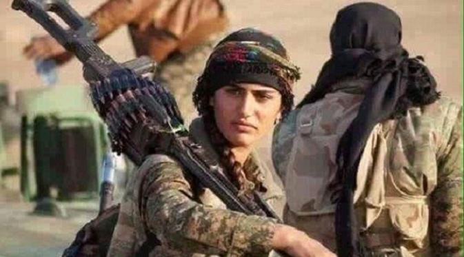 Asia Ramazan Antar, anggota kelompok Kurdi yang berperang melawan ISIS (The Sun)