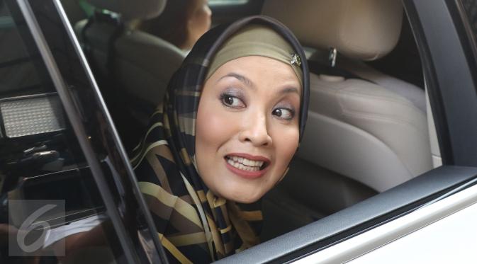 Artis peran Elma Theana berada di dalam mobilnya saat meninggalkan gedung Resmob Polda Metro Jaya, Jakarta, Kamis (8/9). Elma Theana menjadi salah satu saksi atas kepemilikan senjata api ilegal Gatot Brajamusti. (Liputan6.com/Herman Zakharia)