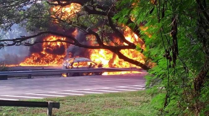    Kecelakaan terjadi di Tol Sidoarjo KM 33, Kamis (8/9/2016) sekitar pukul 08.30 WIB. Kecelakaan itu mengakibatkan truk tangki BBM milik Pertamina meledak dan turut membakar satu mobil Toyota Avanza di Tol Sidoarjo arah Porong tersebut. Pengemudi Avanza 