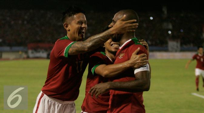 Pemain Timnas Indonesia merayakan gol yang diciptakan Boaz ke gawang Malaysia saat laga ujicoba di Stadion Manahan Solo, Selasa (6/9). Indonesia menang dengan skor telak 3-0. (/Boy Harjanto)