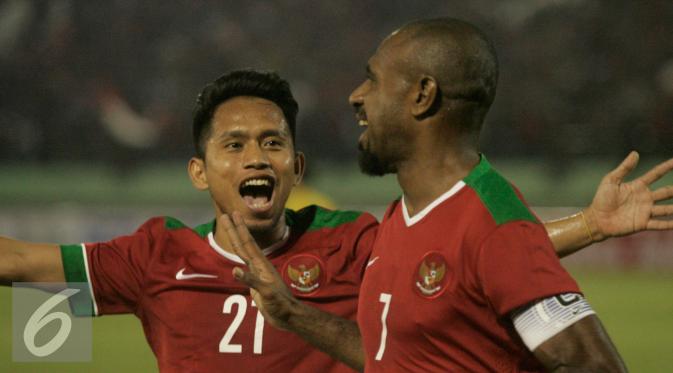 Boaz Sollosa dan Andik Vermansyah merayakan gol yang dilesakkan Boaz ke gawang Malaysia saat laga ujicoba di Stadion Manahan Solo, Selasa (6/9). Indonesia menang dengan skor telak 3-0. (Liputan6.com/Boy Harjanto)