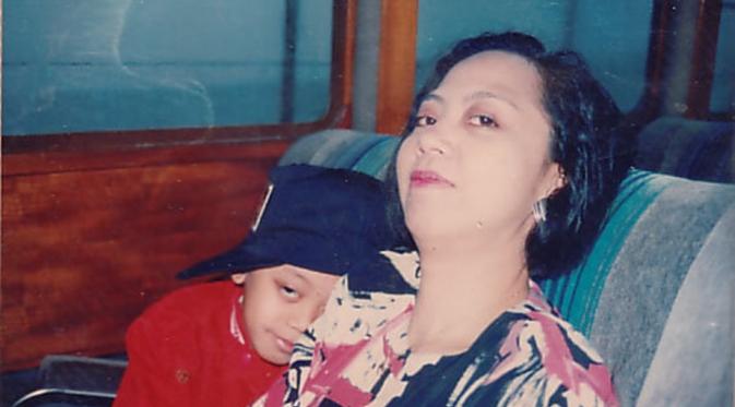 Ario Kiswinar Teguh dan Ibunda. (Facebook Ario Kiswinar Teguh)