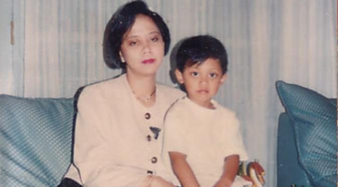 Ario Kiswinar Teguh dan Ibunda. (Facebook Ario Kiswinar Teguh)