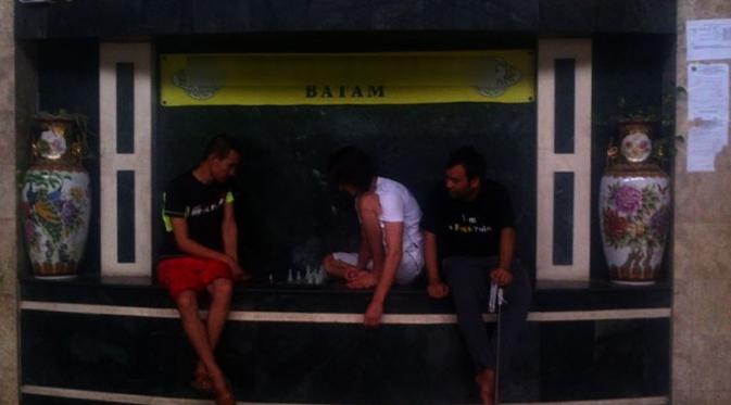 Aktivitas pencari suaka asal Timur Tengah di depan sebuah hotel di Kota Batam, Kepri. (Liputan6.com/Ajang Nurdin)