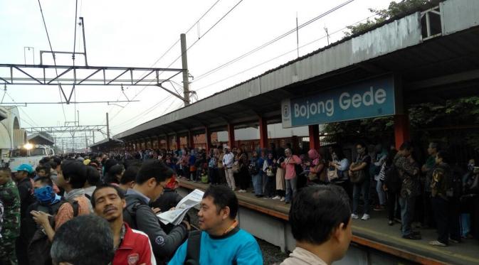 Penumpukan penumpang KRL di Stasiun Bojong Gede arah Jakarta. (Liputan6.com/Andry Haryanto )