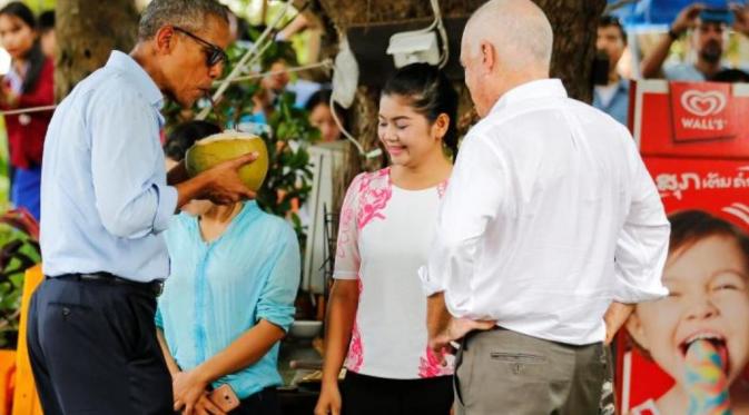 Akhiri Kunjungan di KTT ASEAN, Obama Menikmati Kelapa Muda (Reuters)