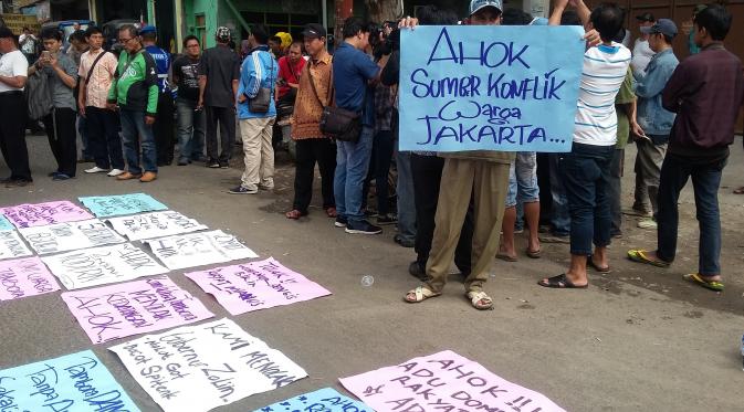  Aksi penolakan Ahok kembali terjadi di pasar Kampung Duri, Tambora, Jakarta Barat (Liputan6.com/Delvira Hutabarat)