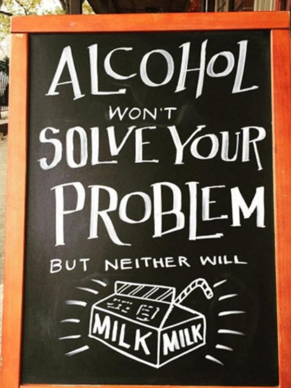 Alkohol nggak bisa menyelesaikan masalah, apalagi susu. (Via: boredpanda.com)