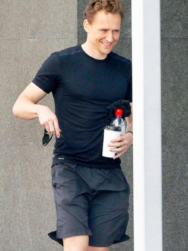 Tom Hiddleston mampu tersenyum ditengah patah hatinya. (US Magazine)