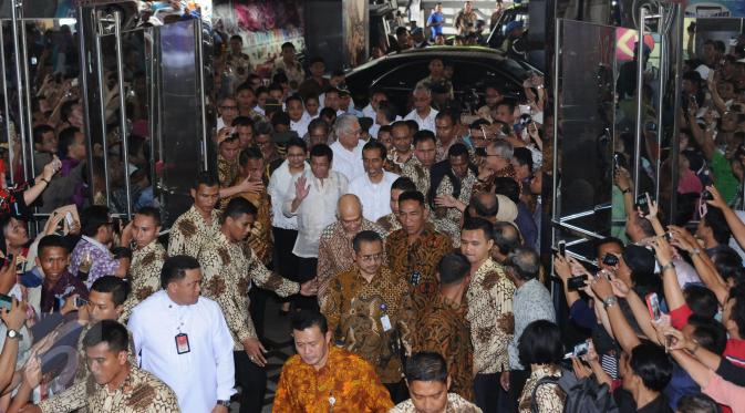 Ratusan warga menyambut kedatangan Presiden RI Joko Widodo dan Presiden Republik Filipina ‎Rodrigo Roa Duterte di Pasar Blok A Tanah Abang Jakarta, Jumat (9/9). Ini kunjungan kenegaraan pertama Duterte. (Liputan6.com/Helmi Fithriansyah)