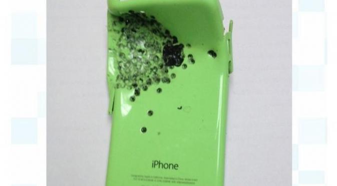 iPhone 5c hijau ini selamatkan seorang pria di Inggris (Sumber: Ubergizmo)