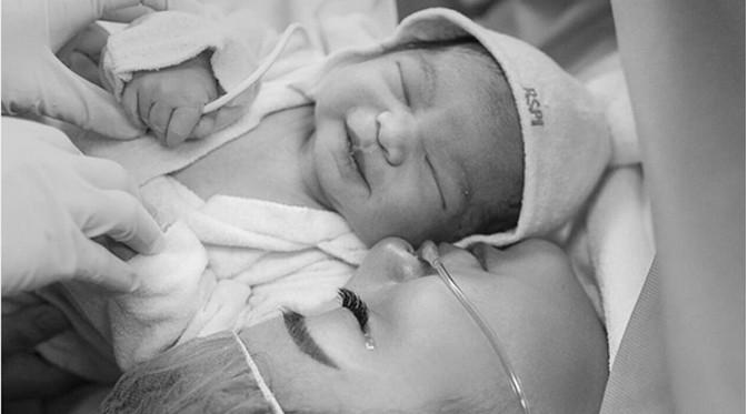 Artis sinetron Chelsea Olivia baru saja melahirkan anak pertamanya Jumat, (9/9/2016) pukul 9 pagi. Istri Glenn Alinskie itu melahirkan anak pertamanya secara caesar di Rumah Sakit Pondok Indah. (via Instagram)