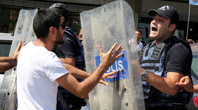 Polisi dan Demonstran adu mulut saat aksi protes atas pemberhentian ribuan guru, Turki, Jumat (9/9). Pemerintah Turki menduga para guru mendukung Partai Pekerja Kurdistan (PKK) melakukan kudeta. (REUTERS / Sertac kayar)