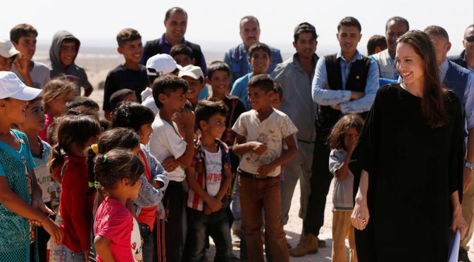 Angelina Jolie saat berkunjung ke kamp pengungsi Azraq untuk Suriah yang mengungsi akibat konflik, dekat kota Al Azraq, Yordania, Jumat (9/9). (REUTERS / Muhammad Hamed)