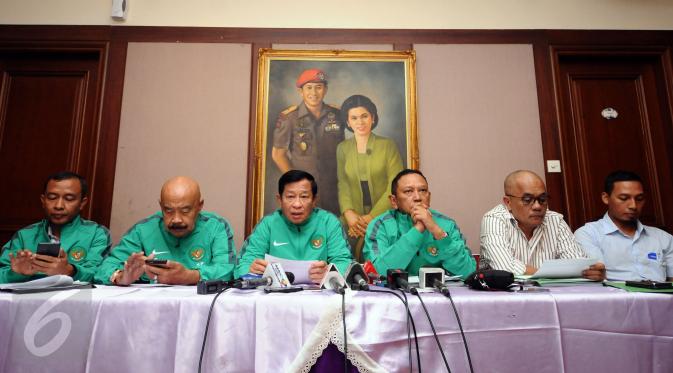 Ketua Komite Pemilihan PSSI, Agum Gumelar (ketiga kiri) menjelaskan hasil putusan verifikasi di Jakarta, Sabtu (10/9). 17 nama bakal calon wakil ketua umum dan 57 bakal anggota komite eksekutif PSSI diumumkan lolos. (Liputan6.com/Helmi Fithriansyah)